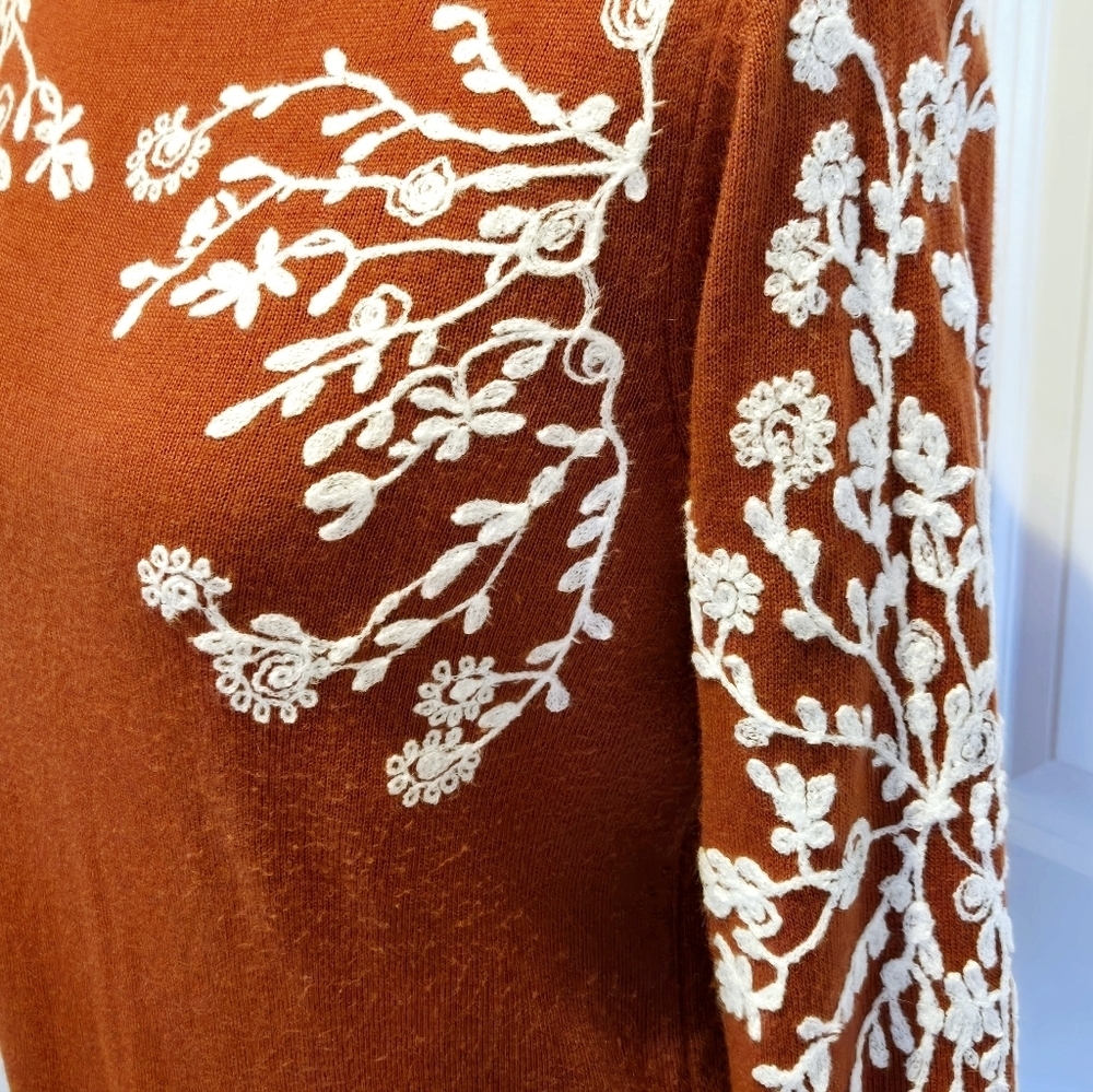 RAIN & ROSE Scoop Neck Light Weight Sweater w/ Embroidered Floral Design sz Sm - Picture 4 of 8